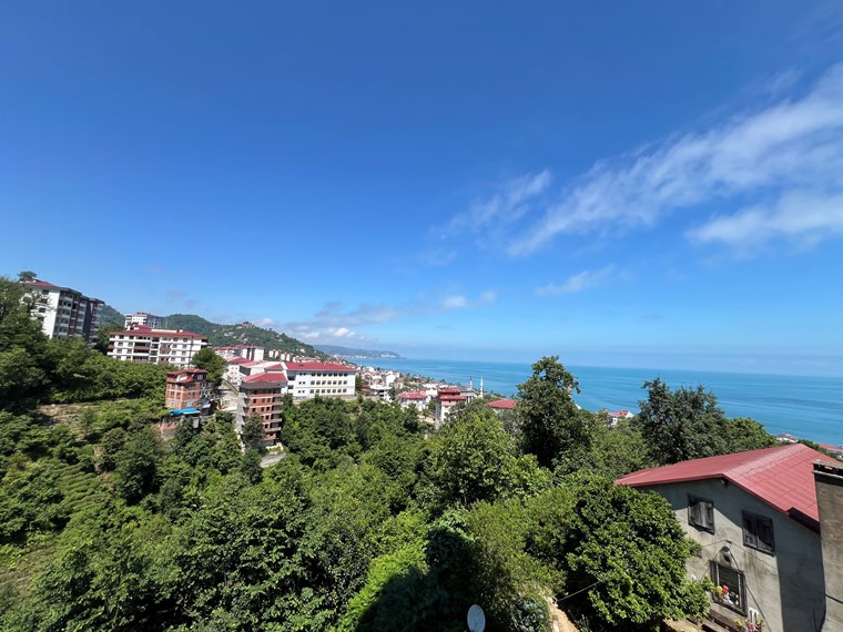 Sea-view 4+1 apartment in Sürmene